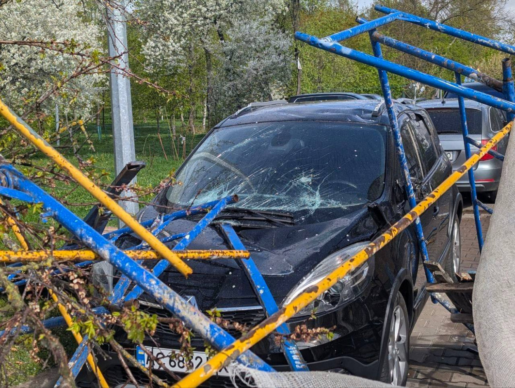 Перекинута зупинка, побите авто і повалені дерева: наслідки буревію на Волині