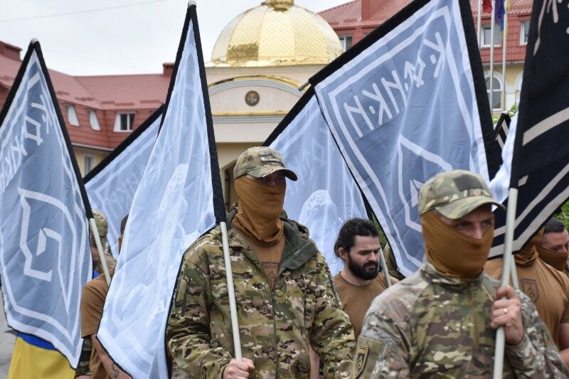 На колінах і з молитвою: Луцька громада провела в останню путь трьох Героїв