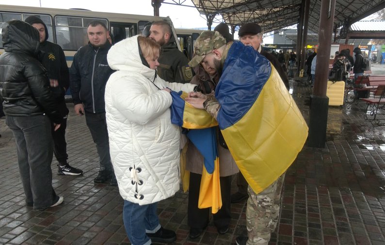 «Цього неба не вистачало»: у Луцьку зустріли 23-річного бійця, який понад три роки провів у полоні. Оновлено