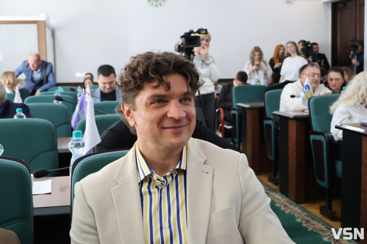 Флешмоб «Шкарпетуйся» і кадрові рішення: що відбулося на 90-й сесії Луцької міськради. Фоторепортаж