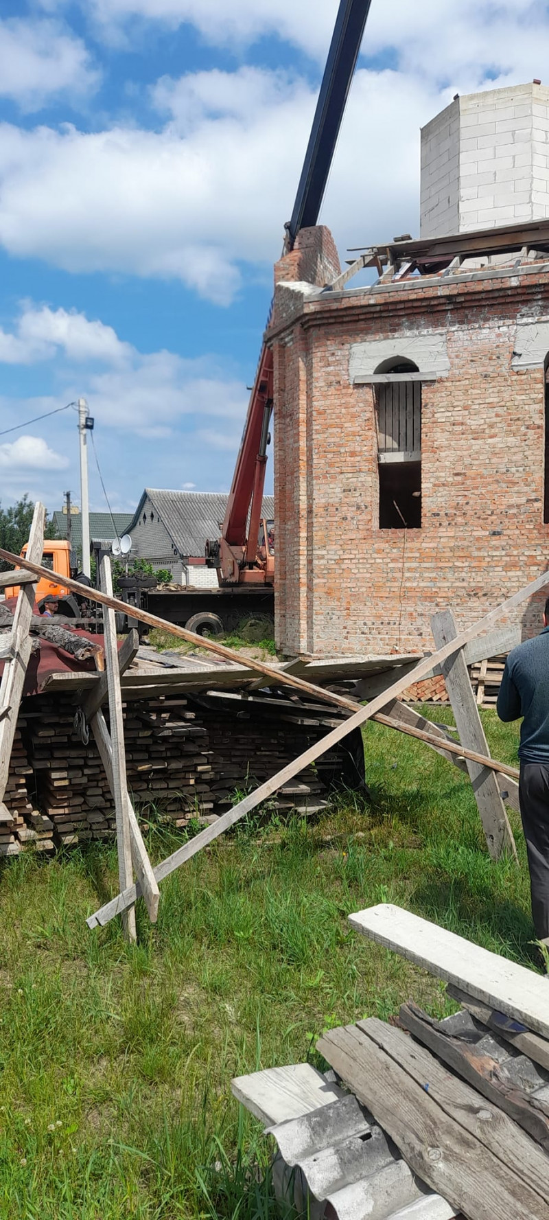 Поблизу Луцька розпочали підйом куполів у новозбудованій українській церкві