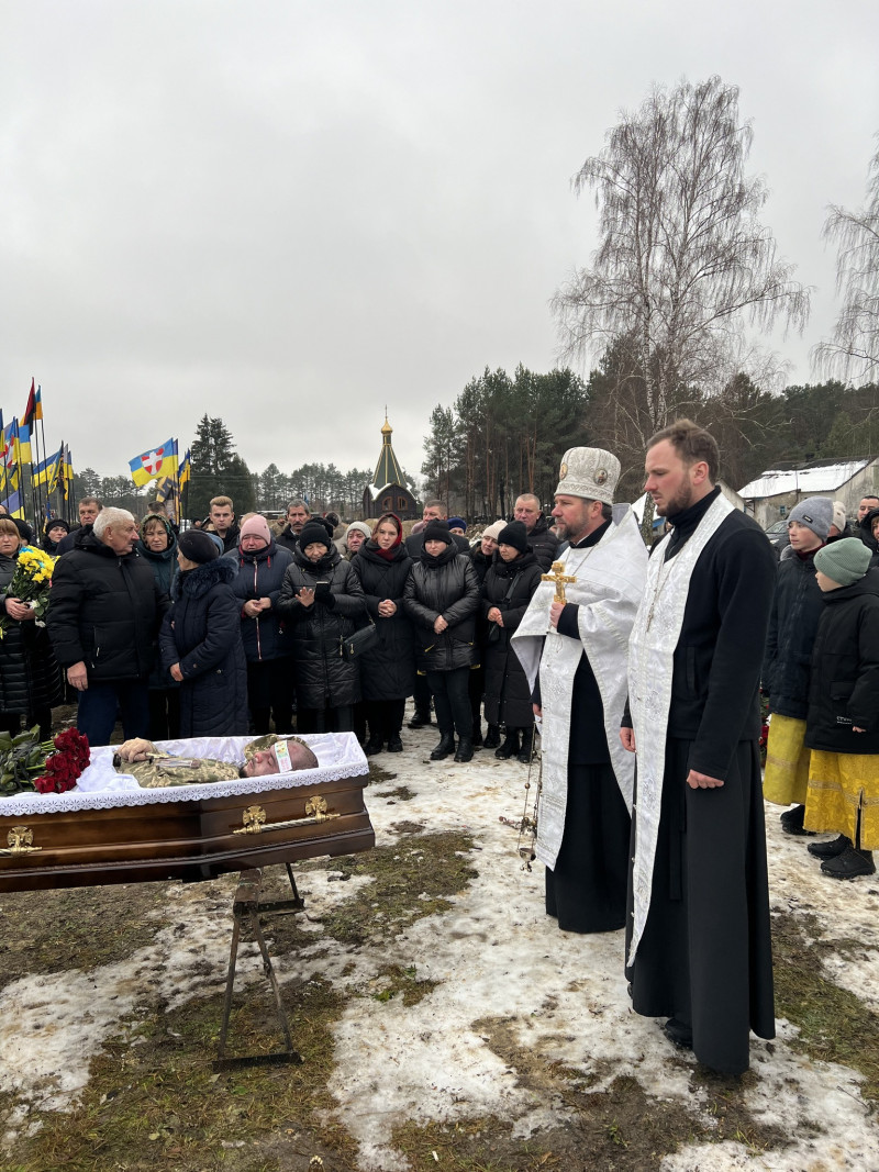 Раніше був вівтарником храму: на Волині всім селом прощалися з Героєм Іваном Осіпчуком. Фото