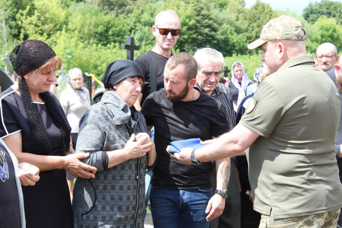 Незламний артилерист, нагороджений «Золотим хрестом»: на Волині попрощалися з Героєм Олегом Орлюком