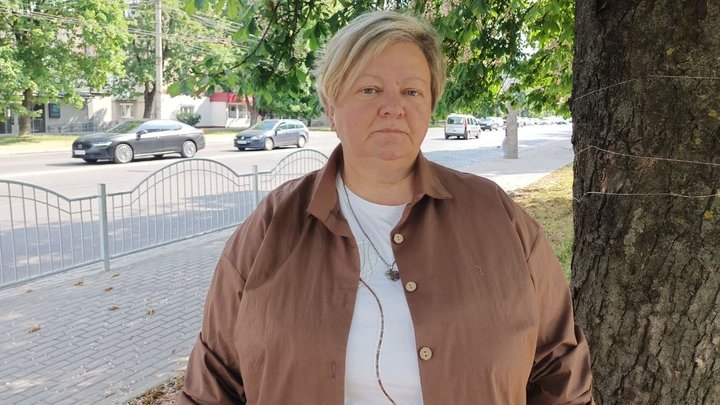 Свердлили стовбури і заливали отруту: як у Луцьку намагаються врятувати 40-річні дерева