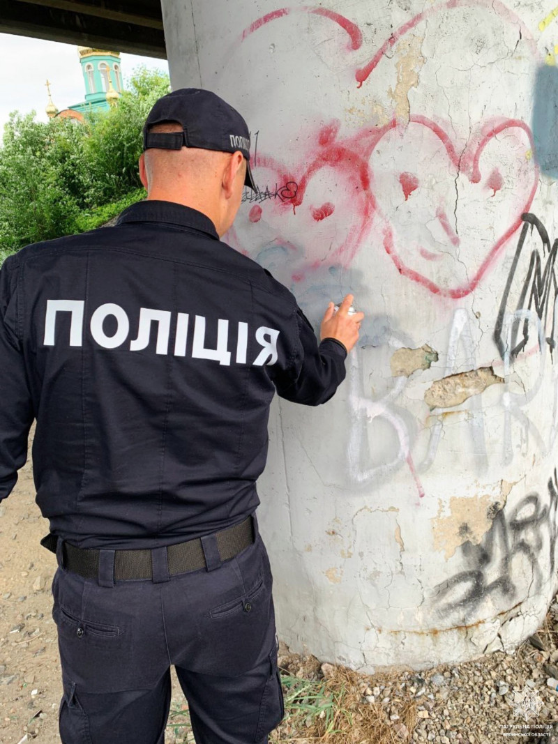 На варті безпеки: у Луцьку патрульні з активістами зафарбовують написи з рекламою наркотиків