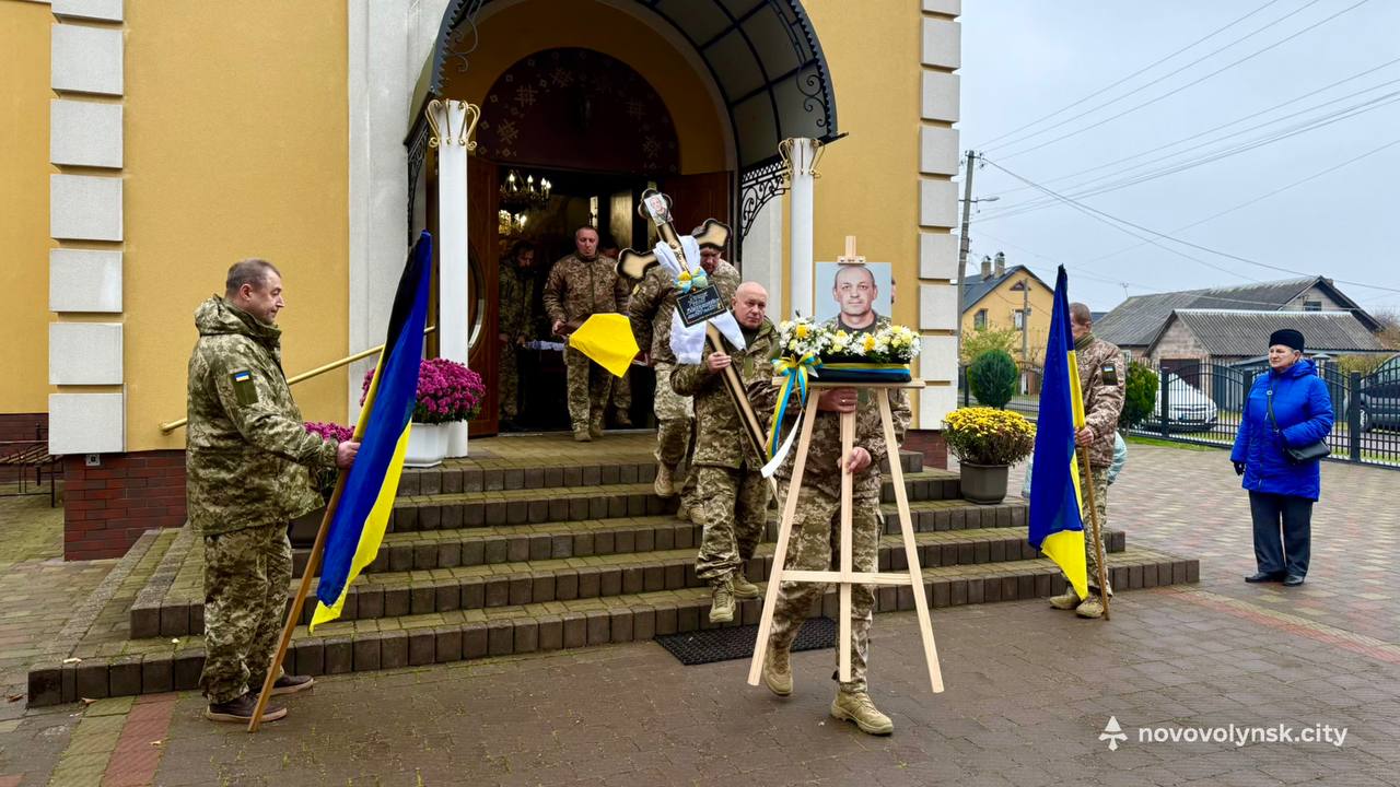 Віддав найцінніше - своє життя: волиняни провели в останню путь Героя Сергія Ярощука