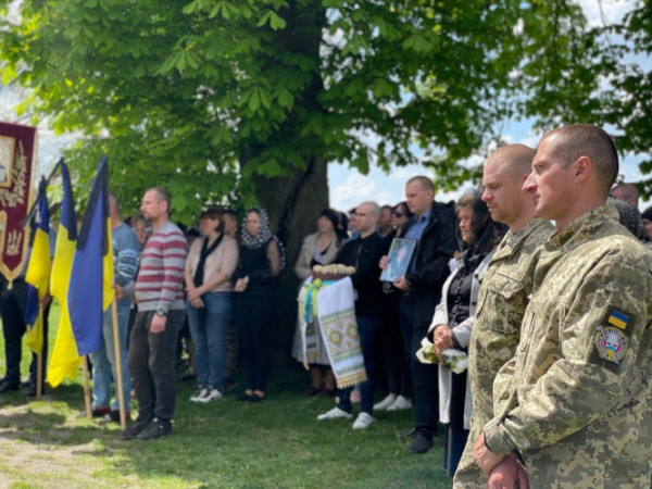 Невимовний біль ятрить наші серця: Нововолинська громада попрощалася із двома загиблими Героями