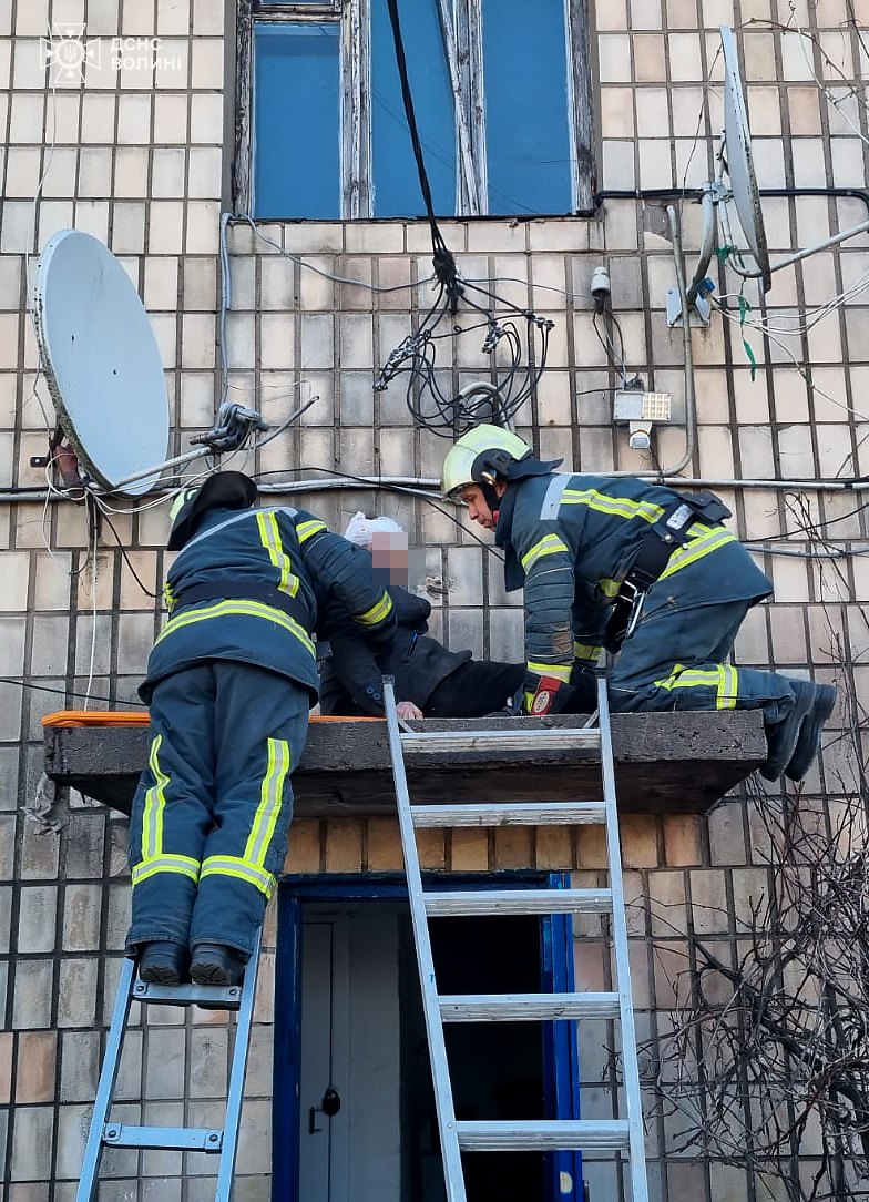 Упав на бетонну конструкцію: на Волині чоловік травмувався під час ремонту супутникової антени