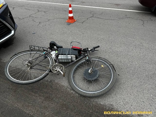 У Луцьку велосипедист влетів у припарковану автівку: його госпіталізували
