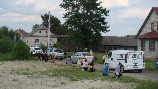 На Волині живим коридором та на колінах зустріли загиблого Героя, який захищав Україну