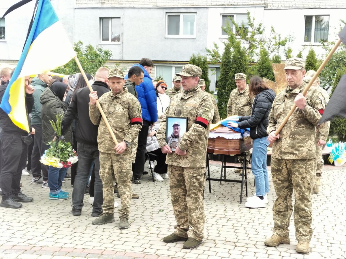 І навіть небо прощалося сльозами: на Волині провели в останню путь Героя Сергія Богуцького