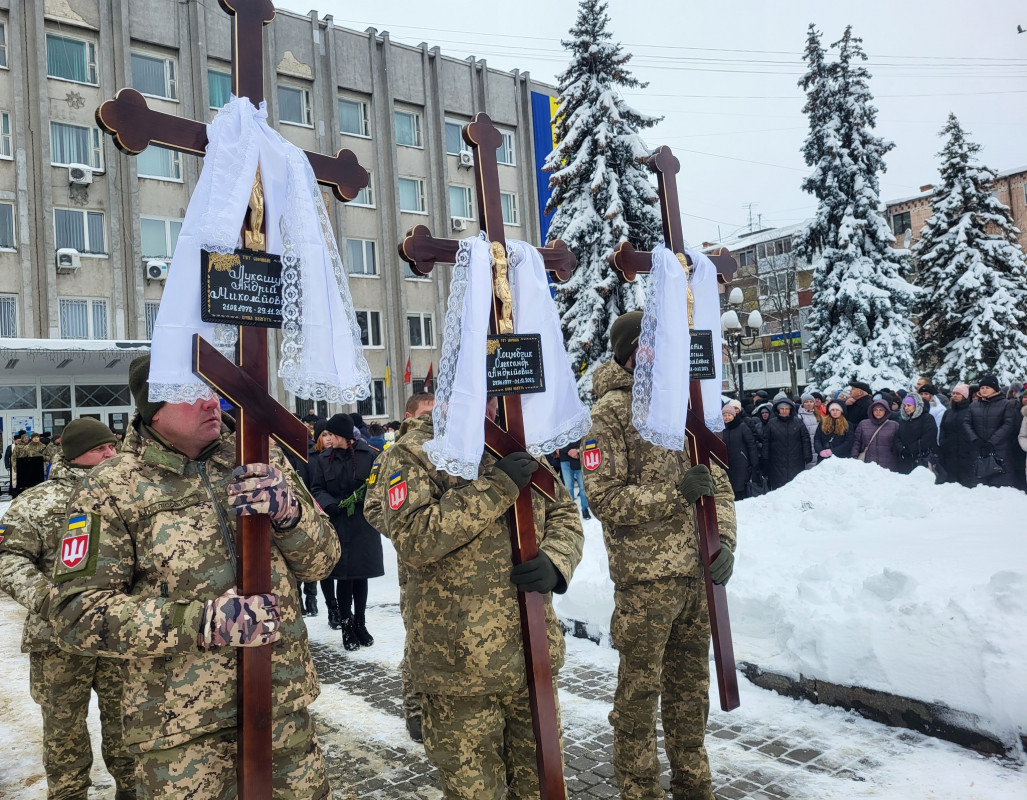 Чорний день: у громаді на Волині попрощалися відразу із трьома Героями