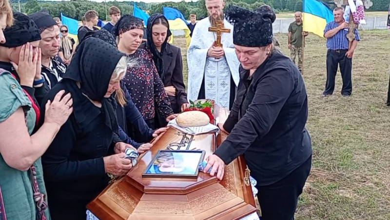 Герой помер від тяжких поранень на війні: на Волині попрощалися із Захисником Валентином Вавелюком