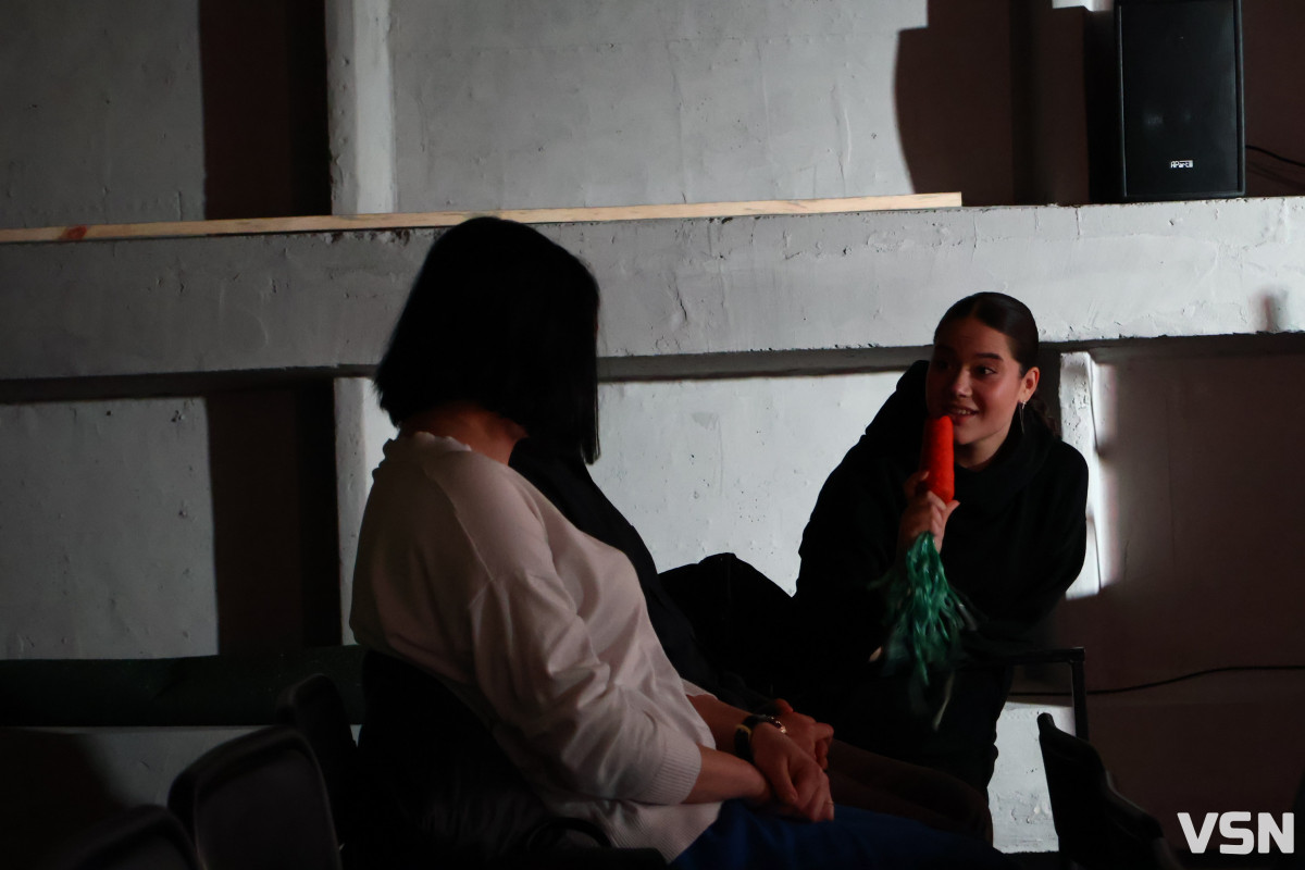 Говорити про війну під час війни — це сповідь: у Луцьку відбувся передпоказ вистави-імпровізації «Червоний борщ»