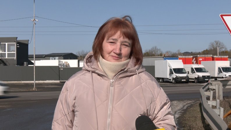 Люди перебігають дорогу просто між фурами: мешканці села біля Луцька просять автобус та перехід