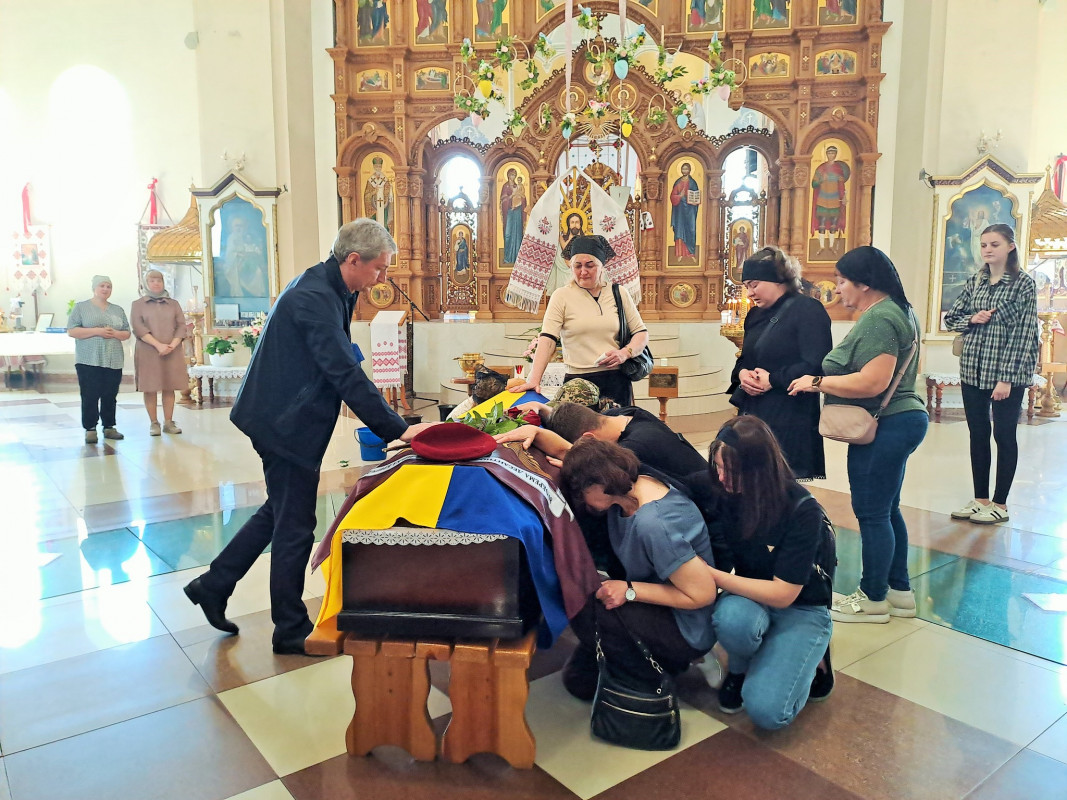Слова «пізніше наберу» стали останніми: на Волині поховали Героя Віктора Лєньо