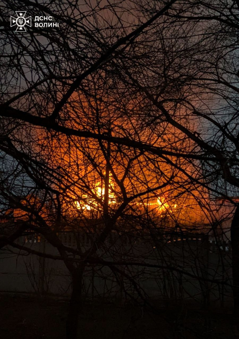 Волинянка врятувала людей із палаючого будинку: рятувальники розповіли причину загоряння