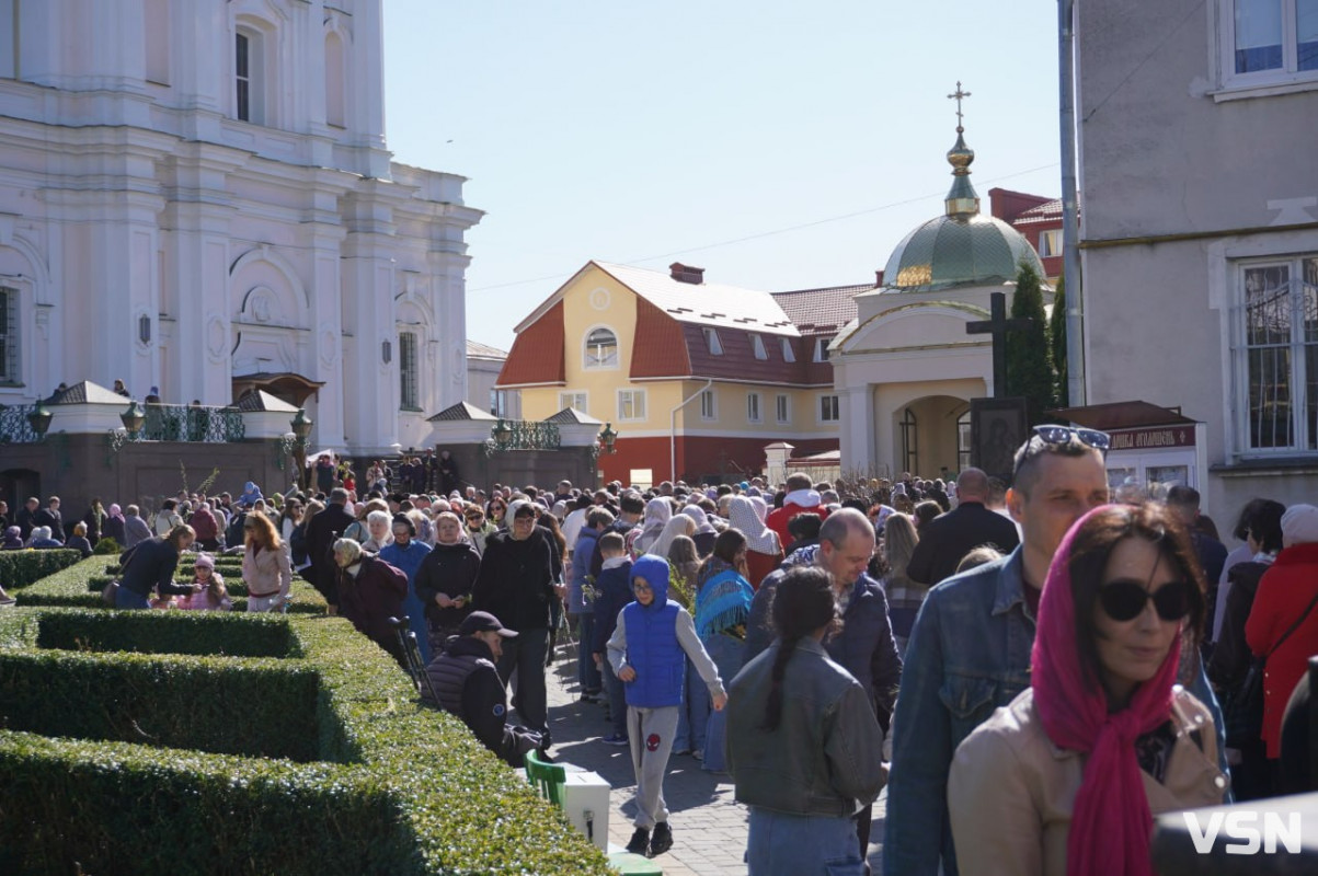 У Луцьку на Вербну неділю біля собору утворилися величезні черги