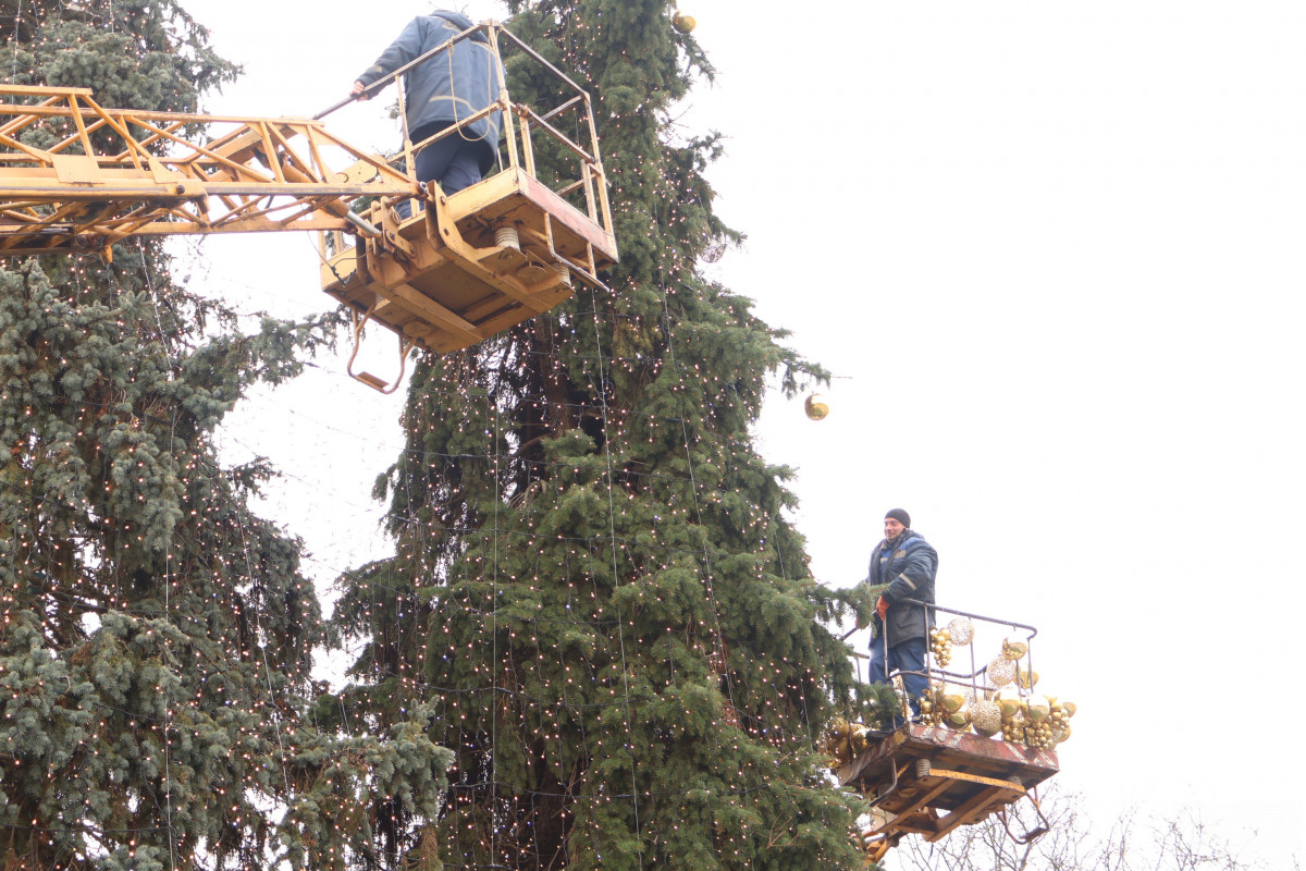 Луцьк в очікуванні свята: ялинки прикрашені, місто готується до Різдва