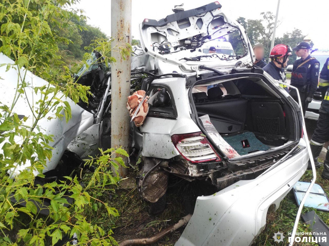 Авто розірвало, водій загинув, а вагітна пасажирка у важкому стані: на Рівненщині сталася страшна ДТП. Фото