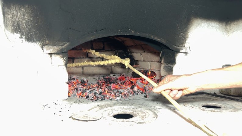 Кидають копійки, щоб молоді були багаті: як на Волині випікають та прикрашають весільний коровай