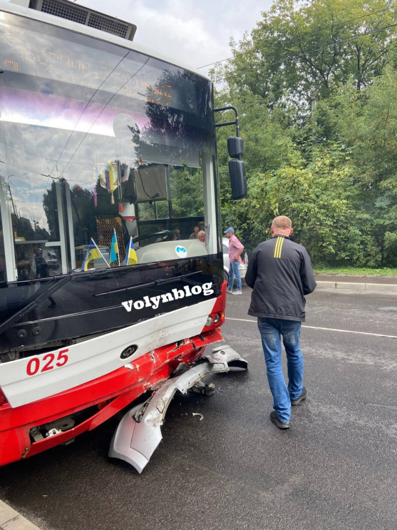 У Луцьку зіткнулися тролейбус та легковик: є потерпілі. Фото, відео