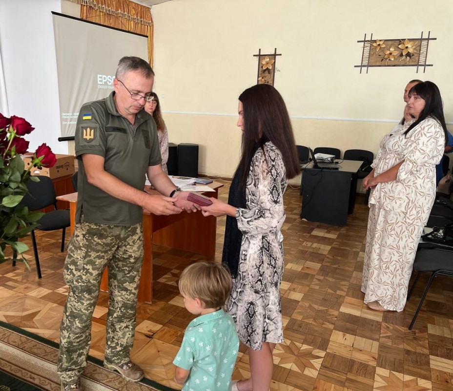 Орден за мужність посмертно: на Волині рідним військового Володимира Баса вручили нагороду Героя