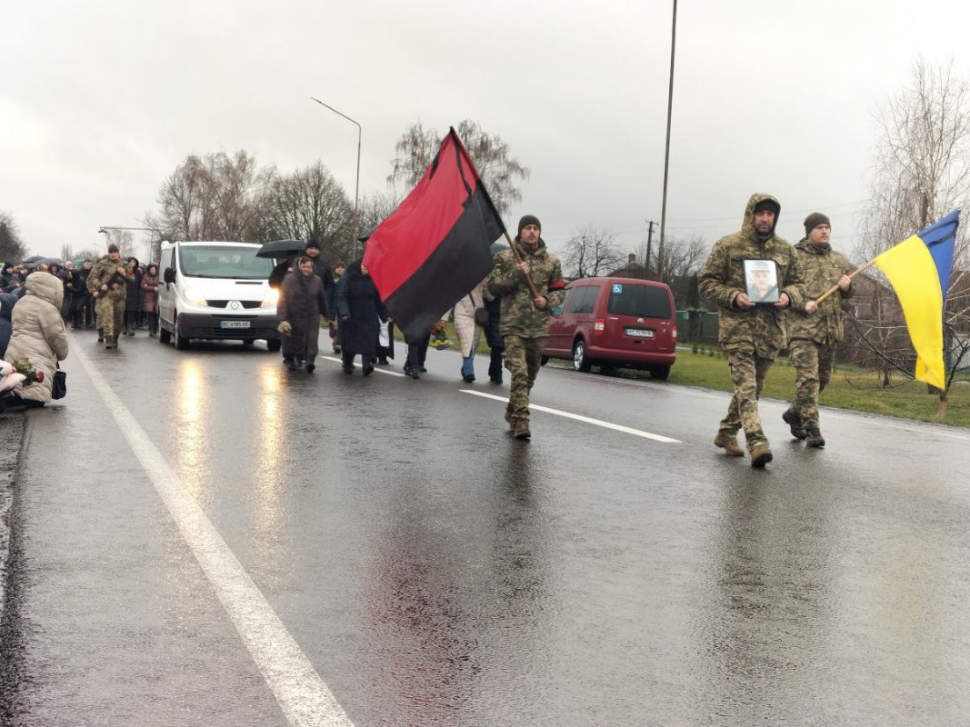 Загинув внаслідок артилерійського обстрілу: на Волині всім селом ховали працівника міської ради, Героя Олега Патіюка. Фото