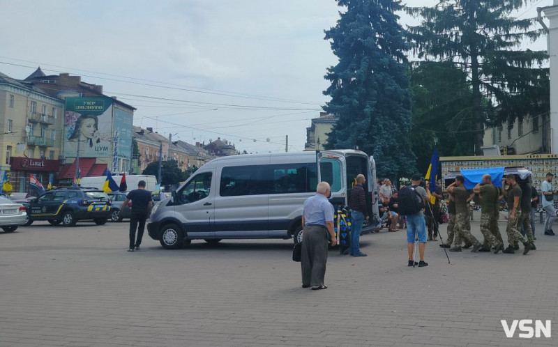 Осиротіли донька і син: у Луцьку в останню дорогу провели 43-річного Героя