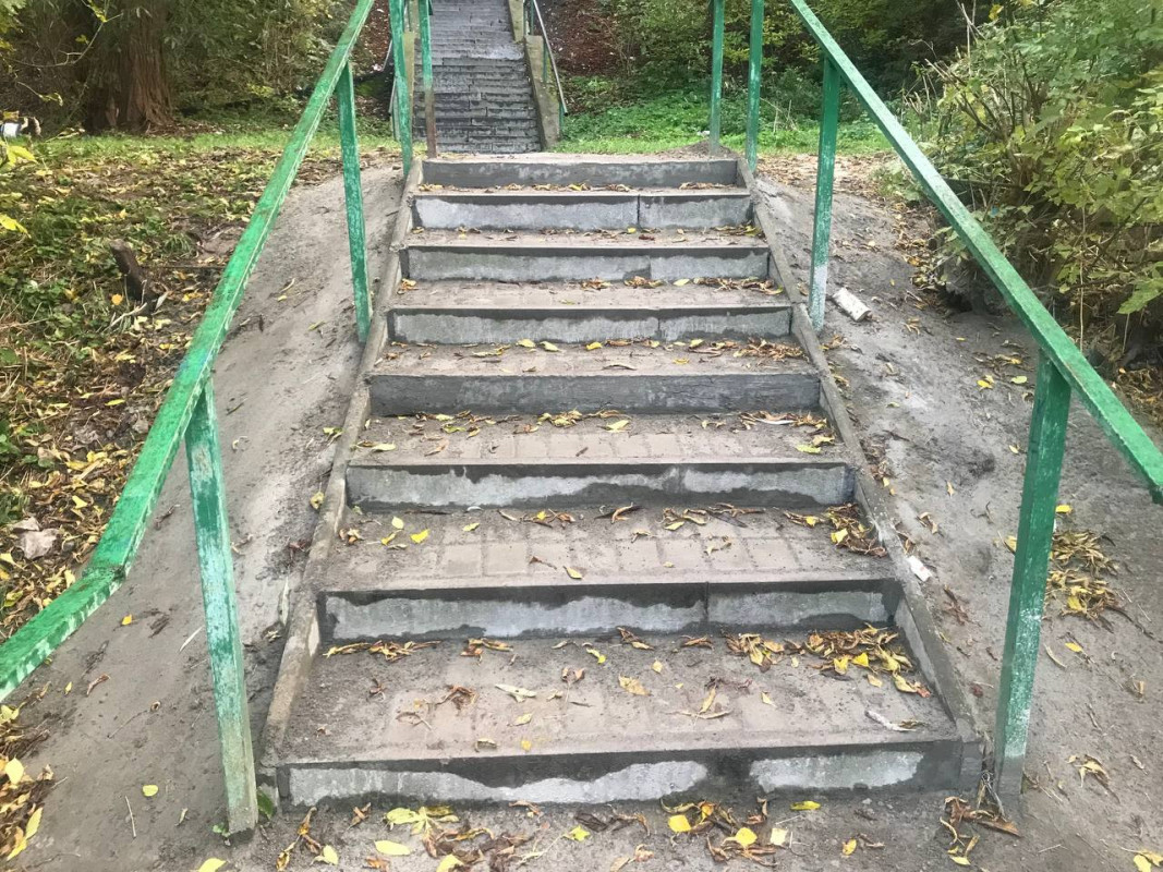 У Луцьку ремонтують сходи біля дитячої залізниці