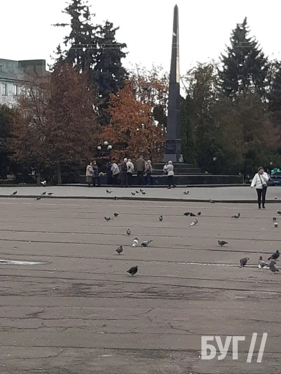 Без транспарантів, але з квітами: у Володимирі прихильники комуністичної ідеології зібралися біля обеліска слави