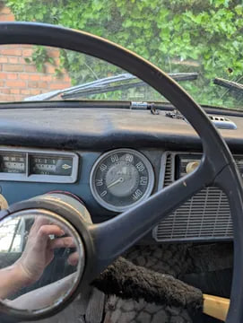 На такому ж їздив Папа Римський: у Луцьку продають ретроавтомобіль