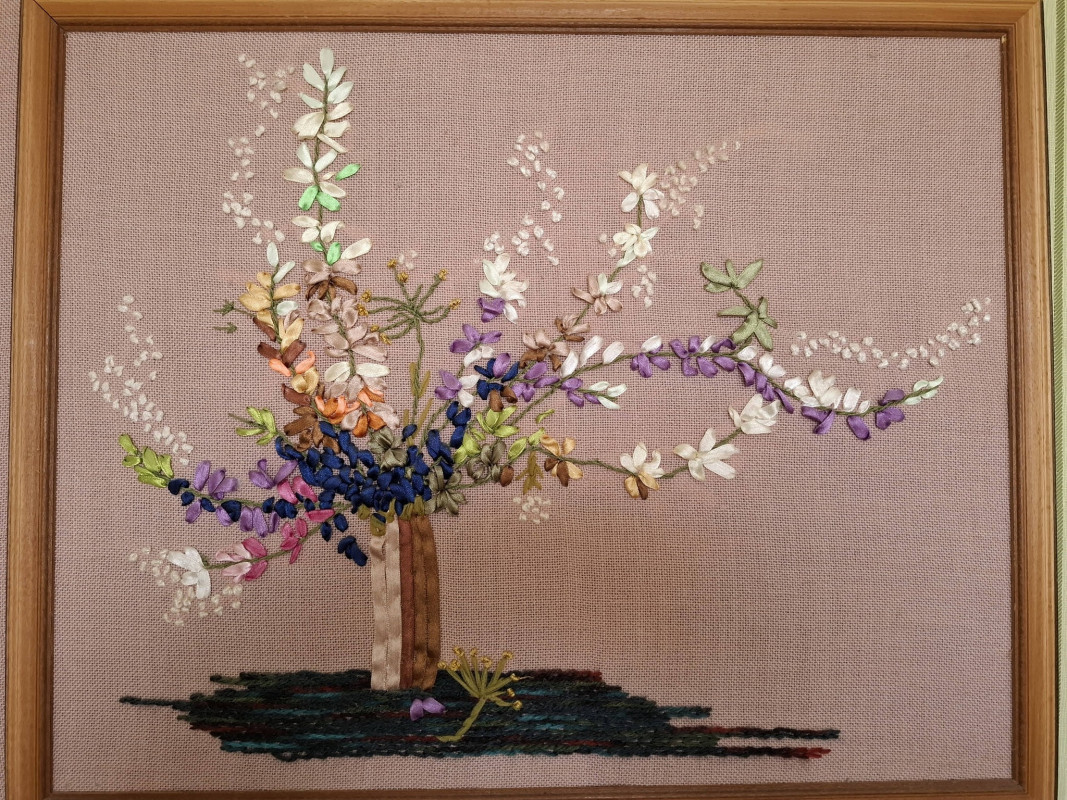 Пів століття присвятила медицині, а все життя — творчості: історія волинської вишивальниці