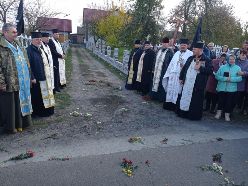 У батьків не стало сина, у дружини – чоловіка, у двох донечок – батька: на Волині провели в останню дорогу Героя Андрія Бобака