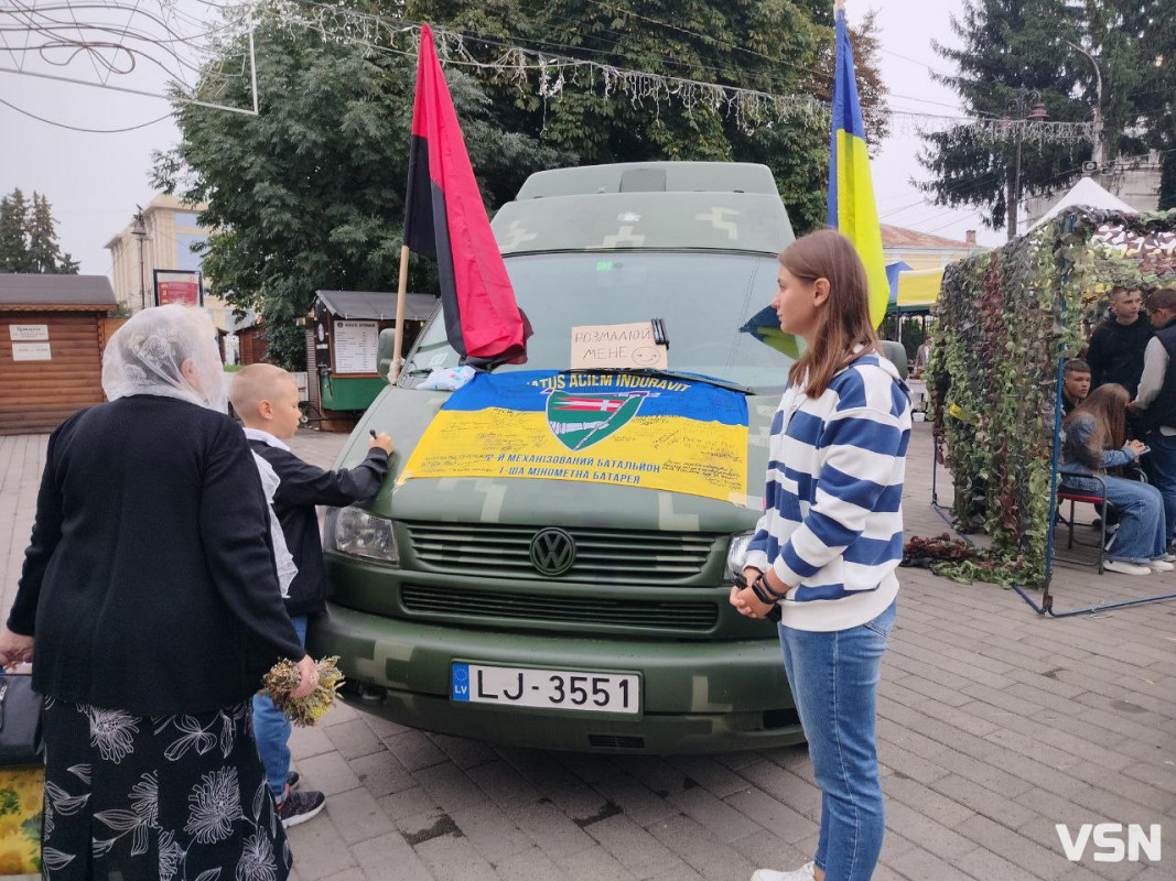 Як у центрі Луцька освячували кошики на Яблучний Спас. ФОТО