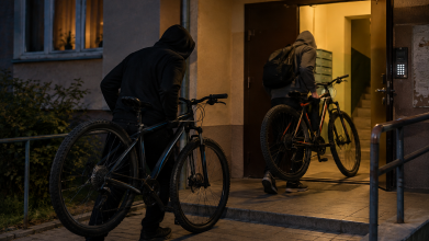 На Волині двоє чоловіків викрали  велосипеди з під'їзду та продали їх