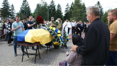 Назавжди 29: на Волині провели в останню дорогу захисника Анатолія Радчука
