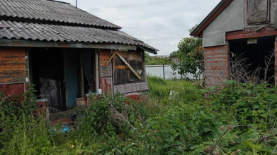 Сусіди б’ють на сполох: у місті на Волині жінка роками перетворює квартиру на притон