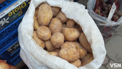 Скільки на Волині коштує молода картопля на ринку
