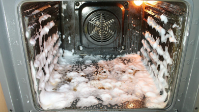 Як швидко очистити духовку від жиру та бруду