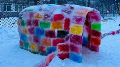 У місті на Волині переселенка з Луганщини створила кольоровий льодовий будиночок