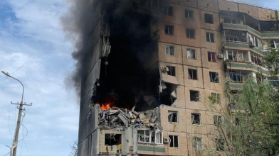 Росія вдарила ракетою у 9-поверхівку в Кривому Розі, під завалами шукають людей