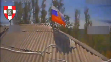 Волинські бійці знищили триколор, який росіяни розвісили на багатоповерхівці