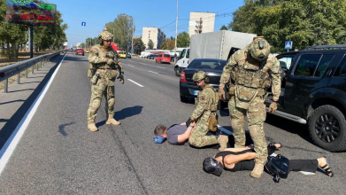 Троє уродженці Маріуполя торгували зброєю