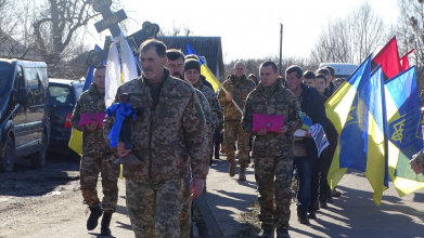 Двічі був поранений, проте після лікування знову ставав у стрій: на Волині в останню дорогу провели Героя Сергія Савчука