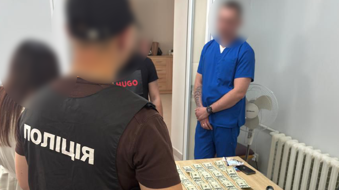 На Волині лікарів підозрюють у схемі ухилення від мобілізації: одного з них затримали під час отримання хабаря