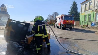 У місті на Волині посеред дня загорівся автомобіль