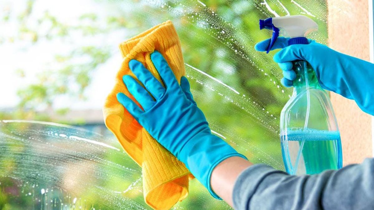 Ідеально чисті вікна вдома: простий рецепт з оцтом, лимоном і крохмалем