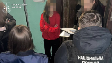 У Луцьку матір трьох дітей примушувала трирічну доньку зніматися у порно