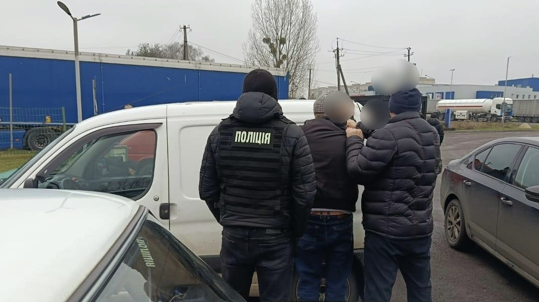 Брали по 6 тисяч доларів: на Волині двоє чоловіків заробляли гроші на ухилянтах